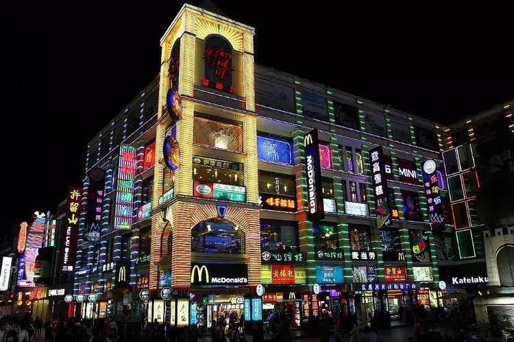 这一家酒店有门童，叫“白手套”。