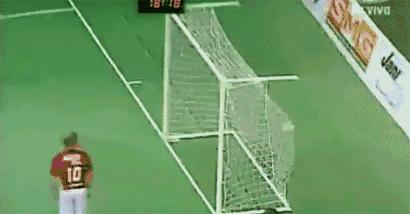 巴西人踢球脚法细腻,巴西民间足球脚法