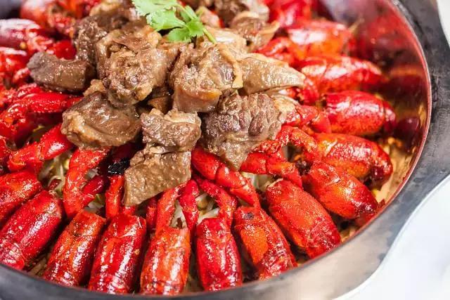 老板壕打5.8折，​全年无休摄魂小龙虾，逼爆头我都要吃到Ta