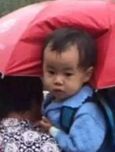 奶奶给孙子打伞抖音视频,奶奶给孙子打伞的视频