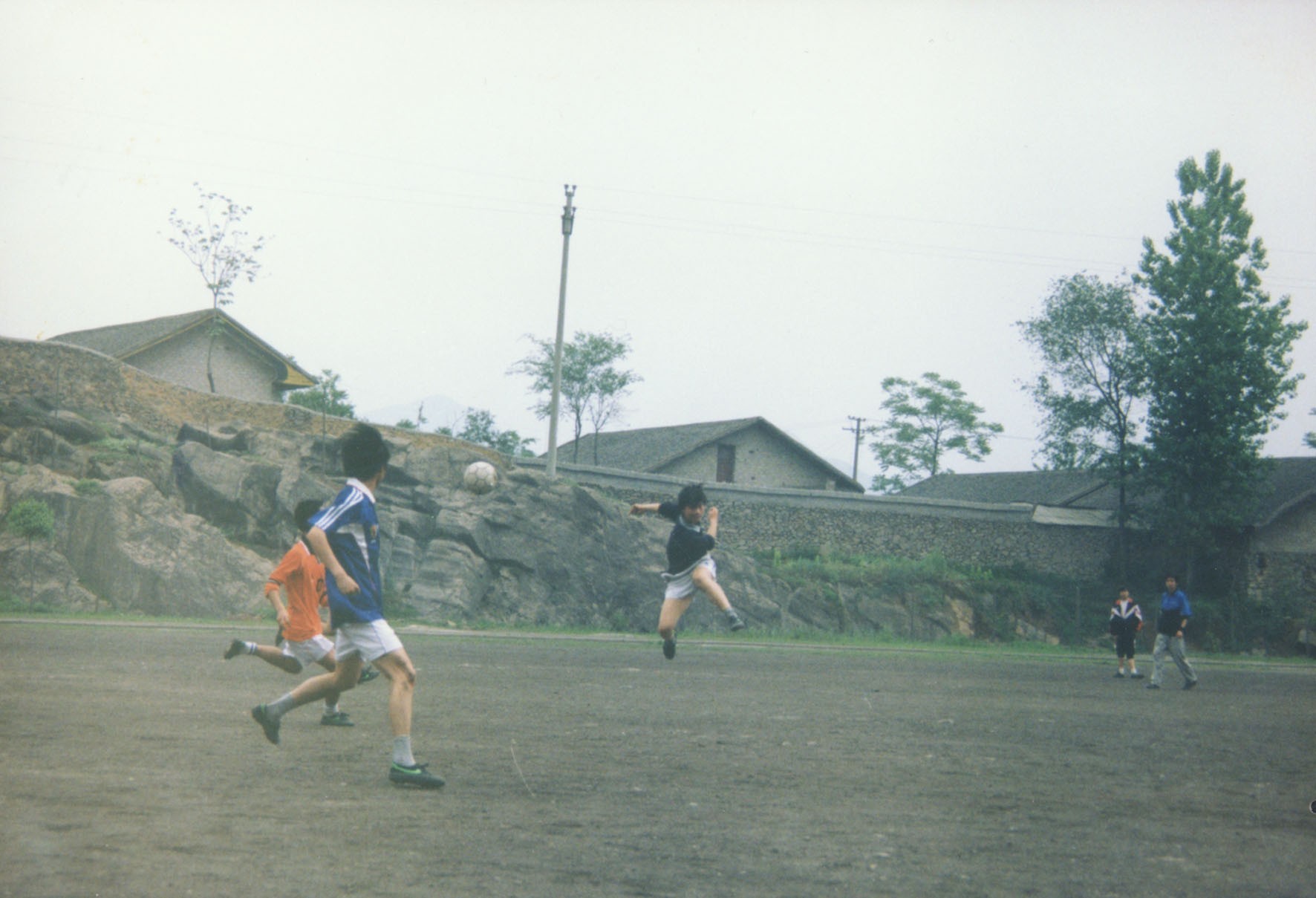 为什么现在年轻人不踢足球,多少岁就不适合踢足球了