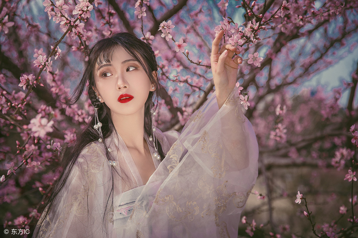 女子睡觉发现床上有蛇,女子睡觉发现有50只毒蛇