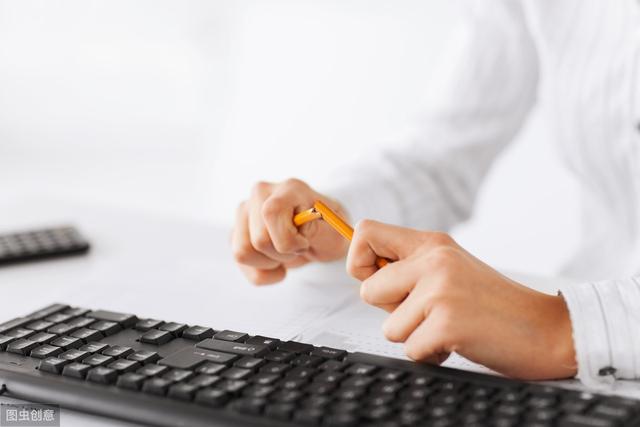 小说：山洞里老鼠和蛇把貌美如花的黄曼茵吓得尿*禁失**了﹗