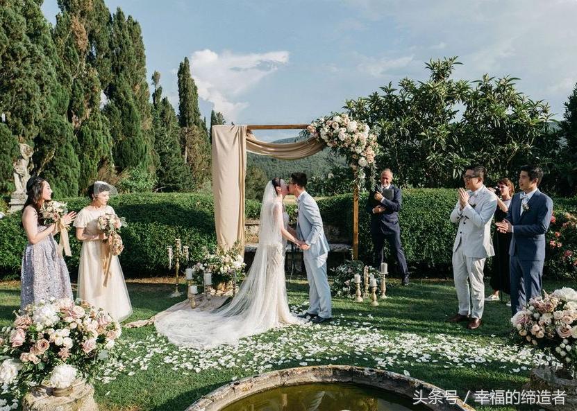 传统婚礼和目的地婚礼比较,旅行结婚和传统婚礼