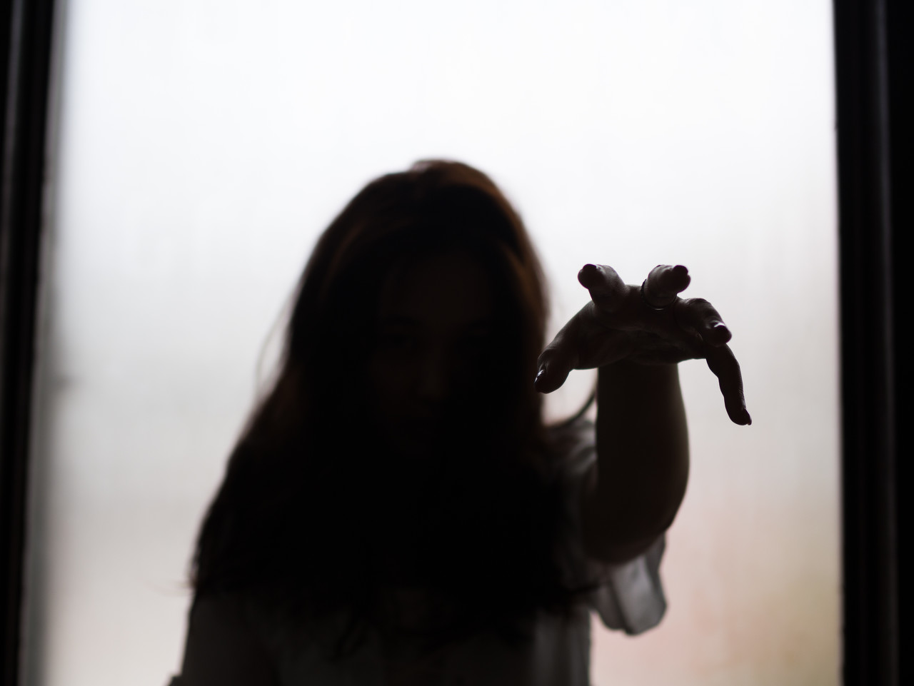 小说:我以为他光天化日要持刀伤人,谁知他用刀戳破了我的车轮胎