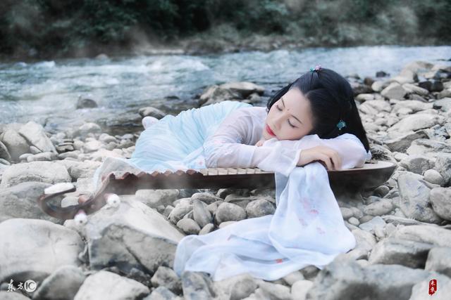 小说：大伯和叔叔强占了她家的地，如今生病，又舔着脸求她开药方