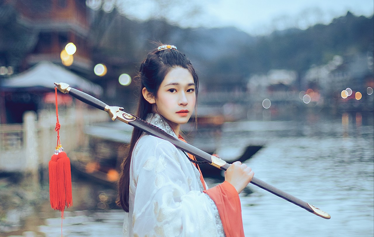 小说：爱徒被杀，他直接提剑闯入皇宫质问皇上，让他主持公道