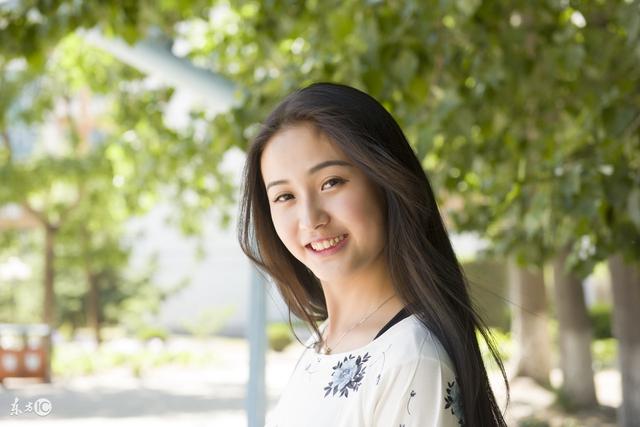 小说：小小保镖*福艳**不浅，女霸总对他倾心，白富美要给他生娃