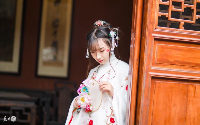 小说：她刚从死牢逃出，脚筋被挑断，这一次，又遇到那位狠辣王爷