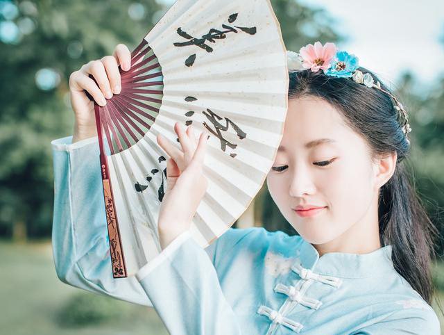 小说：她在古*开代**医馆，命丫鬟穿上护士服，却被百姓当作情趣服装