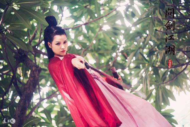 小说：他还没转过身，就被她用一根电棒抵住，浑身无力倒了下去