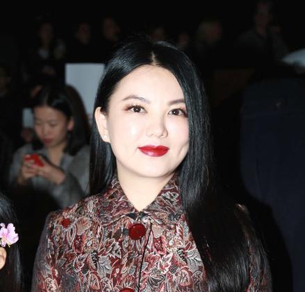 炫富一姐李湘：早餐花7000元，富养女儿惹争议，被王岳伦戴绿帽