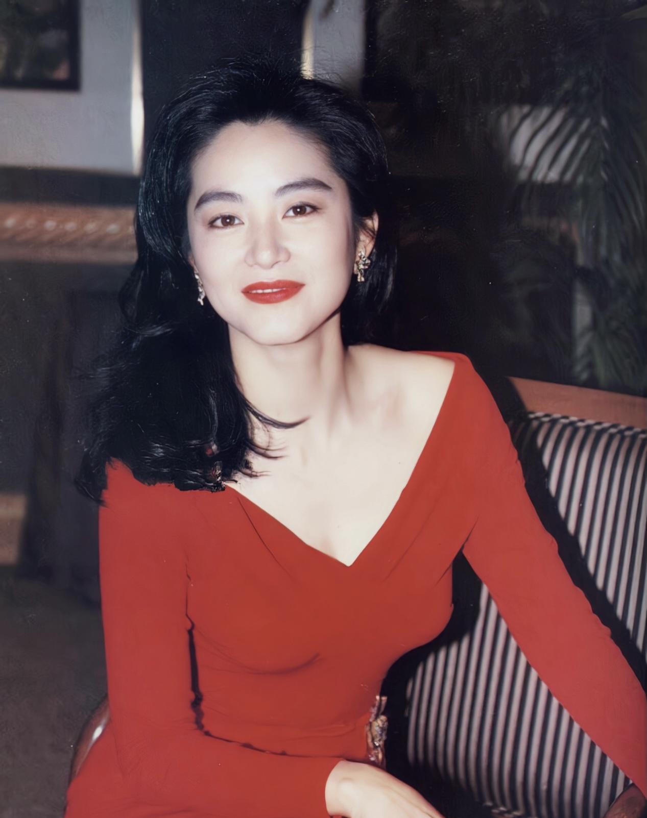 3个亦雌亦雄的大美女，一个46岁自杀，一个不婚不育，一个嫁富商