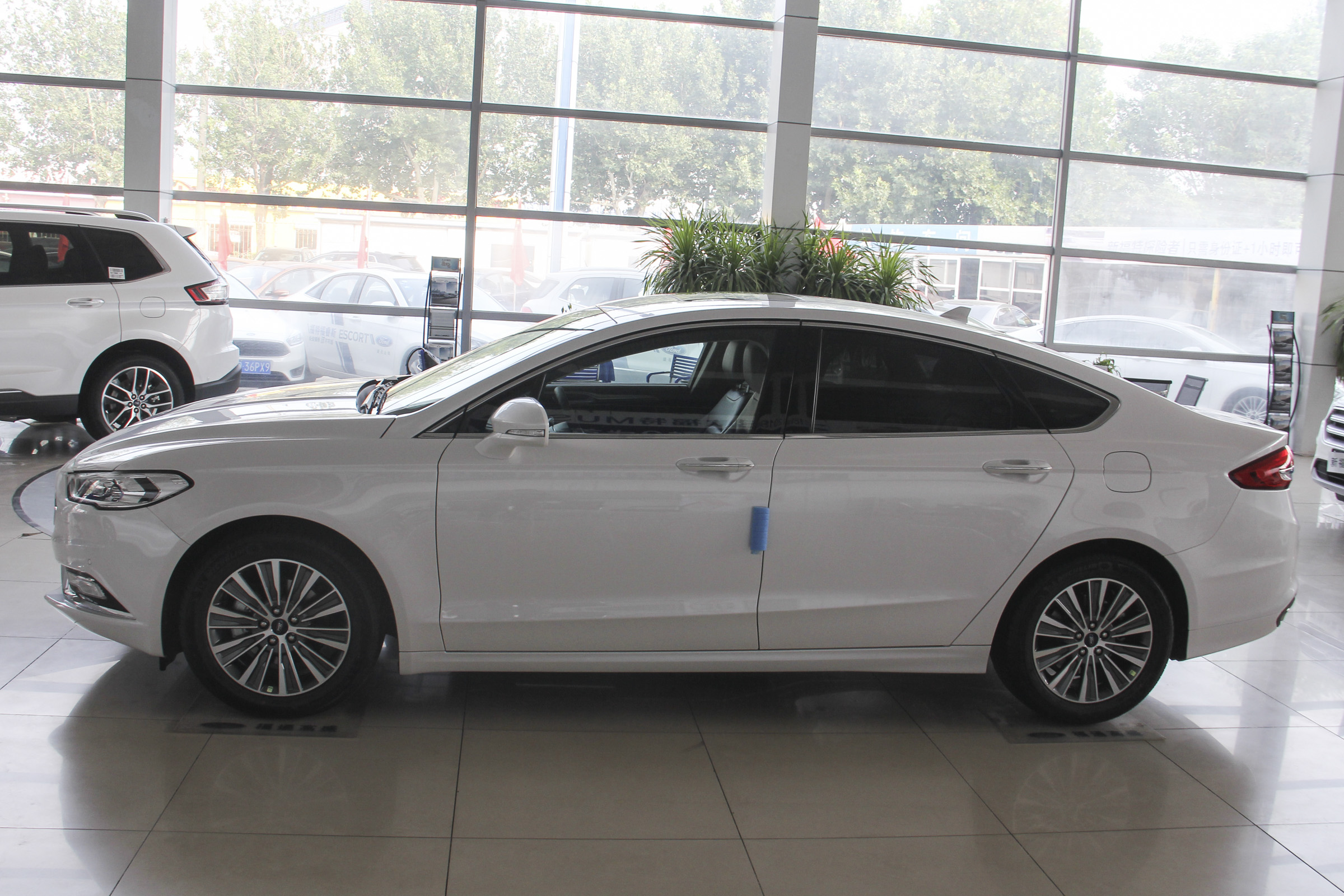 福特新蒙迪欧刹车灯一直亮,蒙迪欧锁车后尾灯一直亮怎么回事