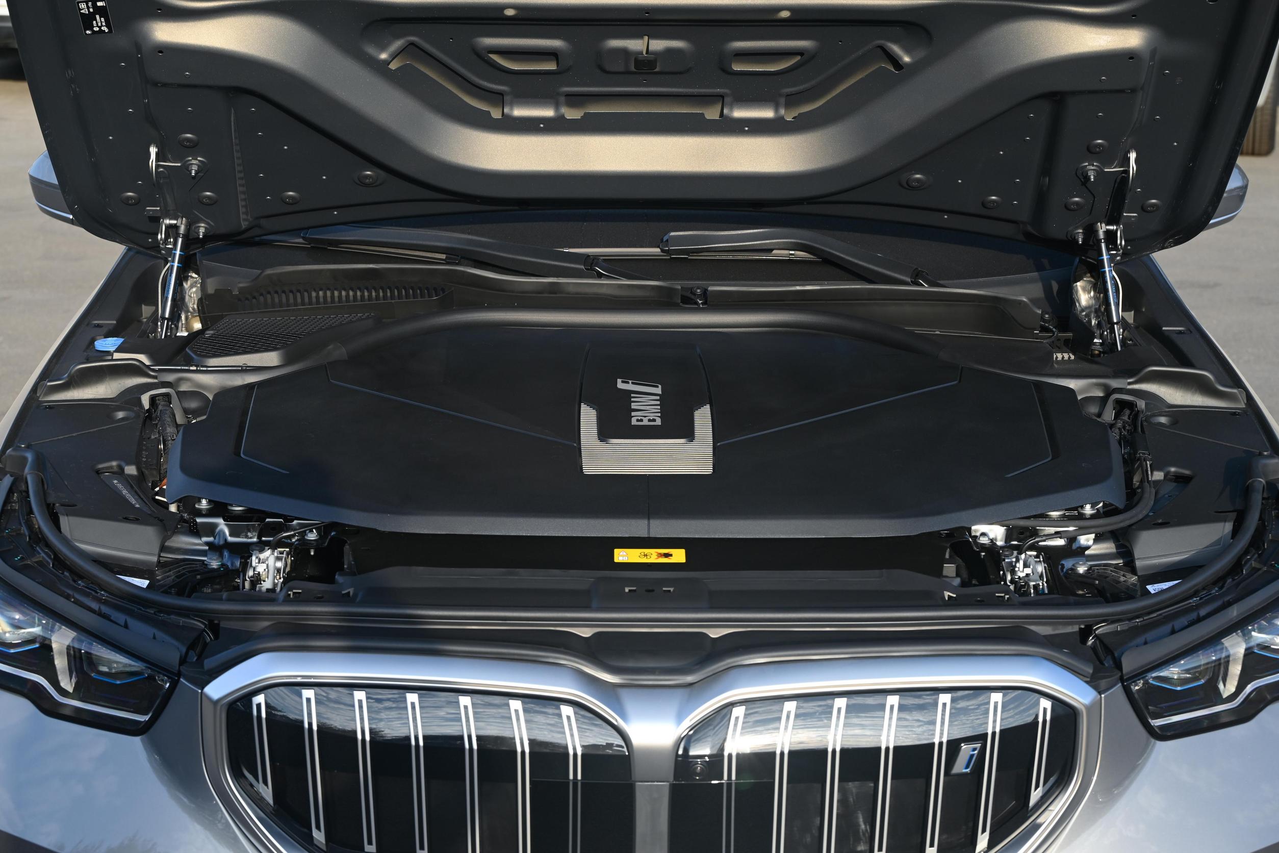 宝马5系530和奔驰e级300哪个好,新款宝马五系升级内饰