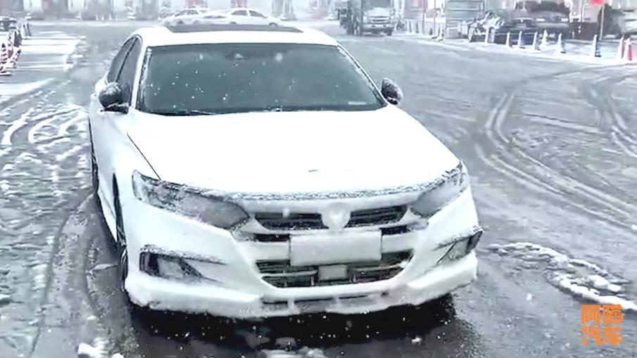 汽车前面车牌被雪挡住了会扣分么,车牌被雪挡住会怎么样