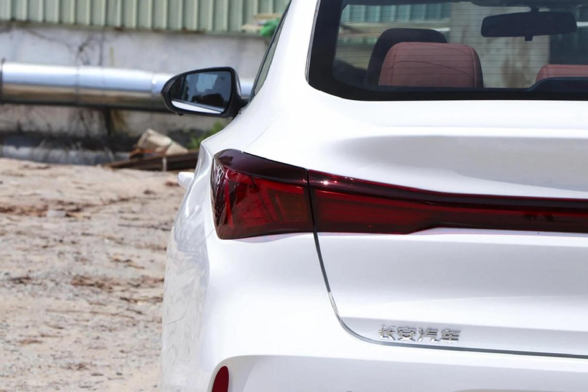 国产高颜值家轿！顶配才10万多，配1.4T动力，好开又省油，逸动