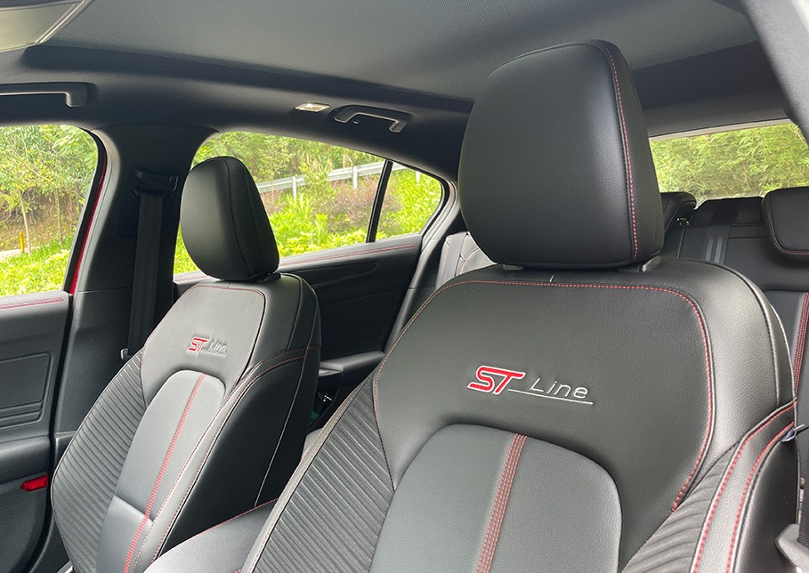 福克斯2017款1.5tctcc白黑限量版,运动轿跑长安