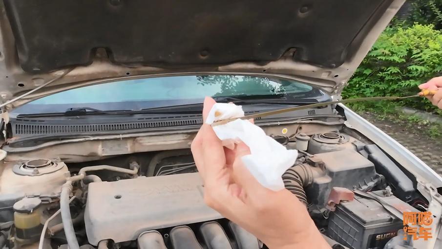 喵哥机油,机油按公里数换还是按时间换