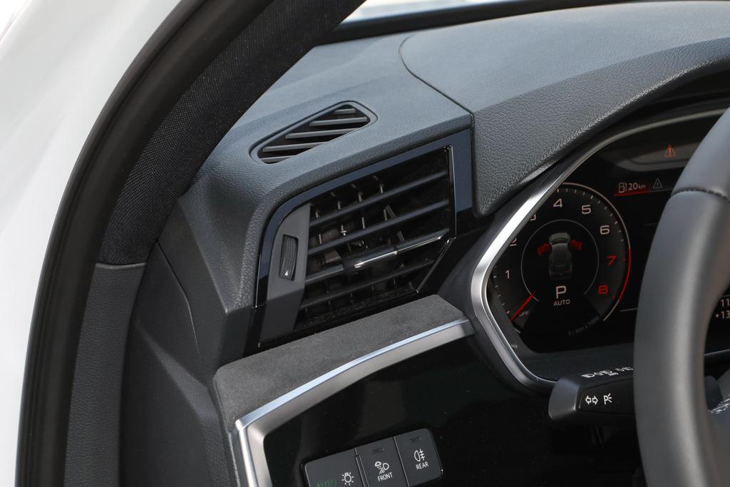 2022款奥迪Q3进取动感型外观造型,奥迪q31.5t发动机