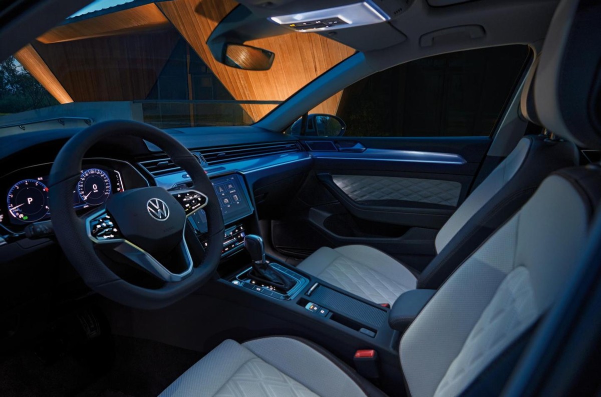 凯美瑞2.0和迈腾1.4t油耗测试,迈腾380对比凯美瑞2.5加速视频