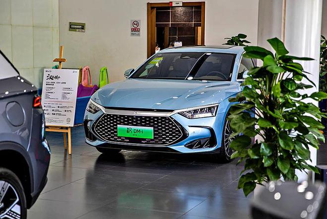 比亚迪汉dm-i冠军版冬季驾驶体验,比亚迪汉dmi242km旗舰型细节测试