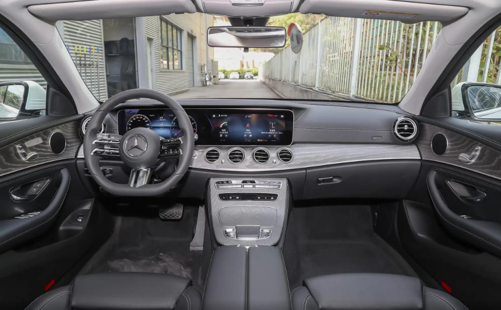 不一样的外观，更时尚的内饰，租一辆奔驰E级运动轿车是什么体验