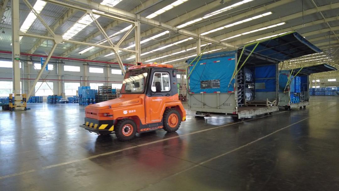 立得空间无人牵引车,立得空间