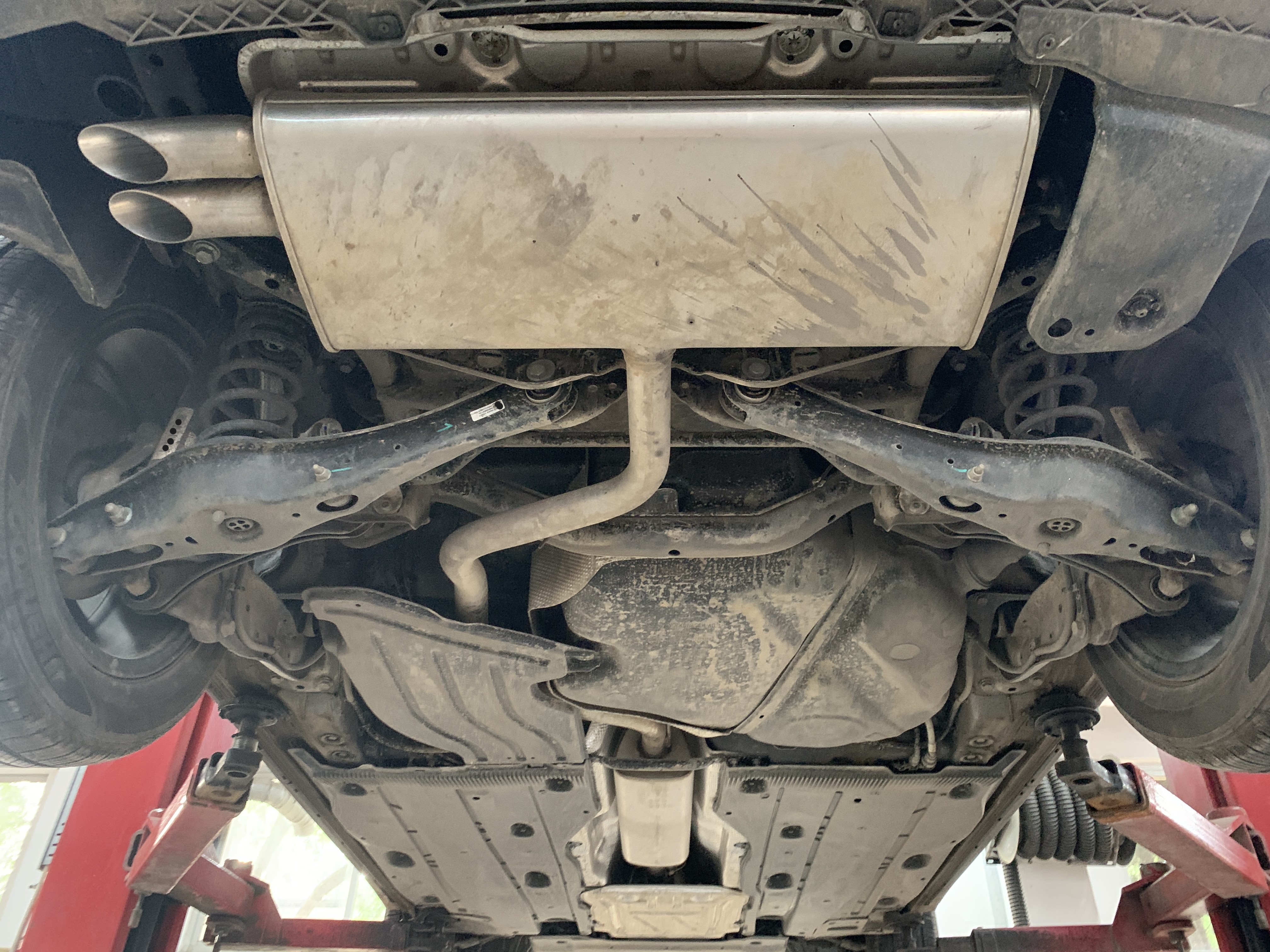 途岳1.4t豪华版碳晶灰底盘,大众途岳底盘解析图片