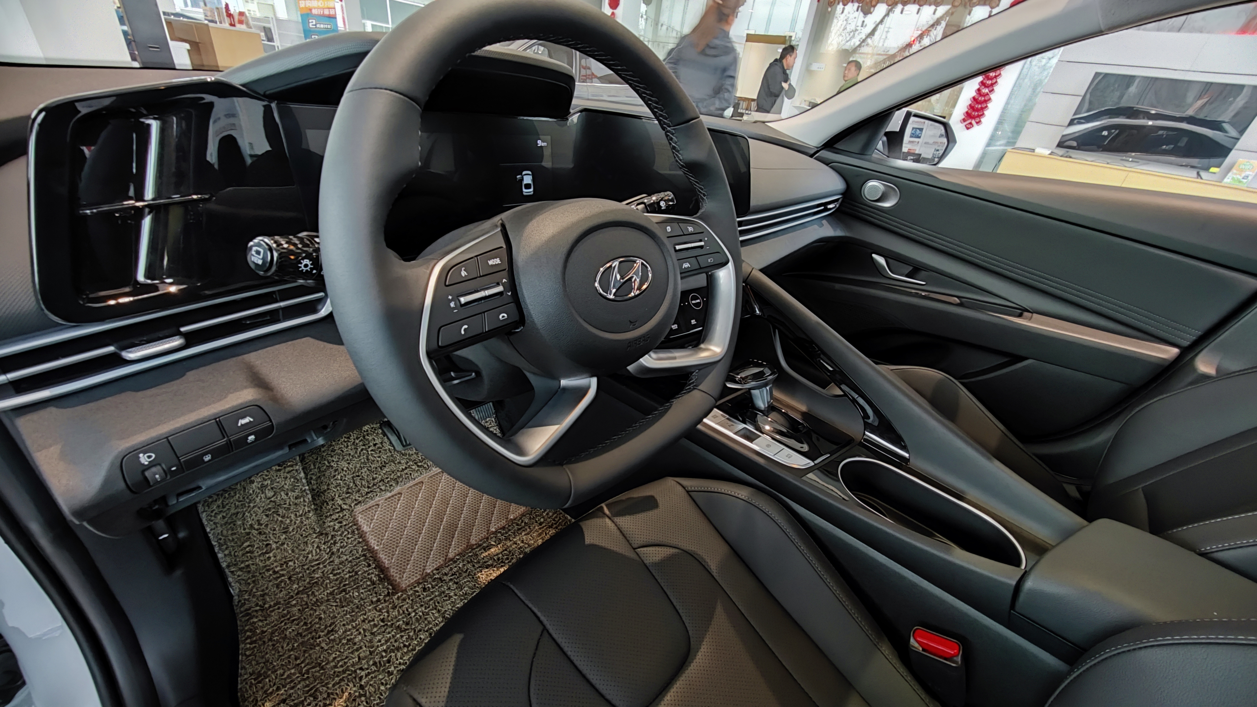 日产经典轩逸对比2023现代伊兰特,2022款现代伊兰特图片