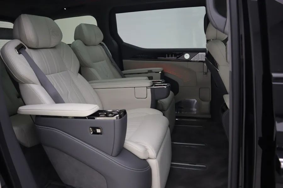 极氪009：前后三排都是主座，开到哪儿都是焦点！