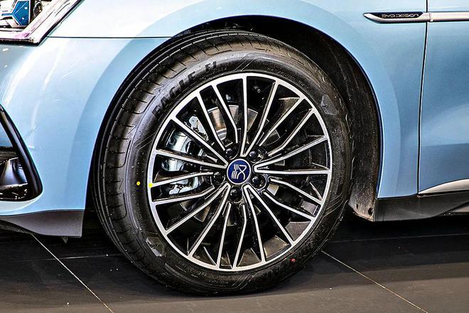 比亚迪汉dm-i冠军版冬季驾驶体验,比亚迪汉dmi242km旗舰型细节测试