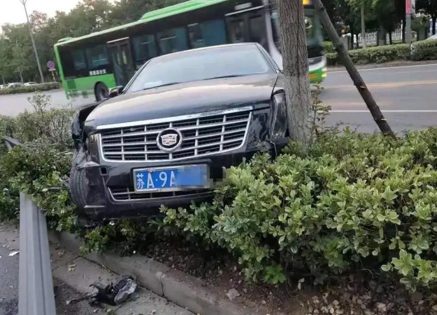 一不小心走神撞到护栏扣几分,撞到路边花坛扣几分