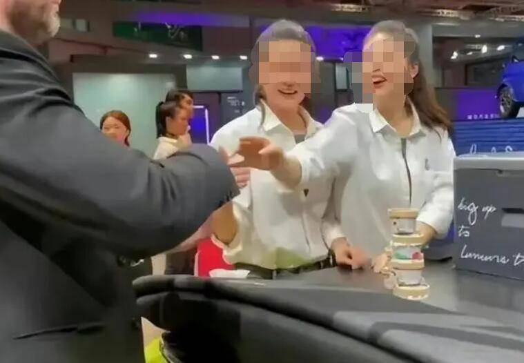 外国人是同事？呼吁宽容礼仪小姐姐，宝马MINI再发声明