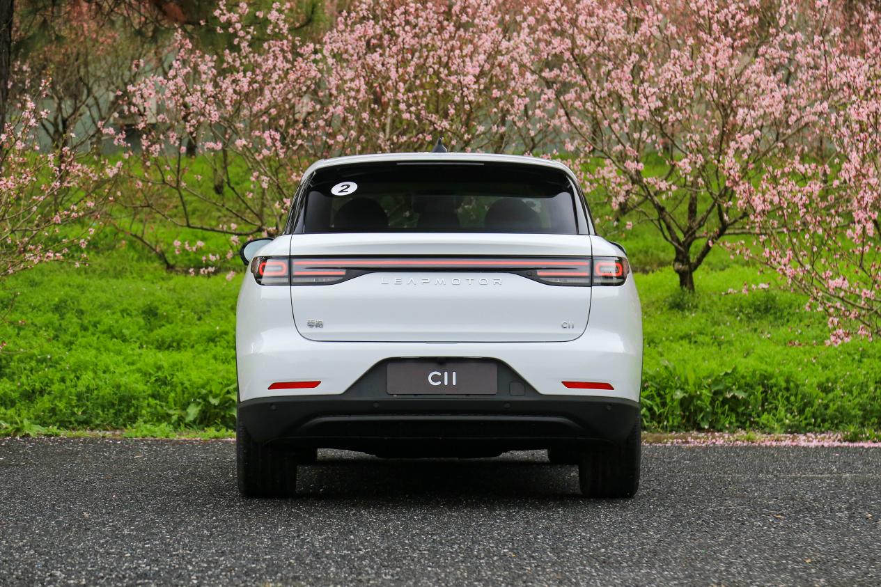 2023入门版c01和c11哪个值得买,零跑c01最新款试驾