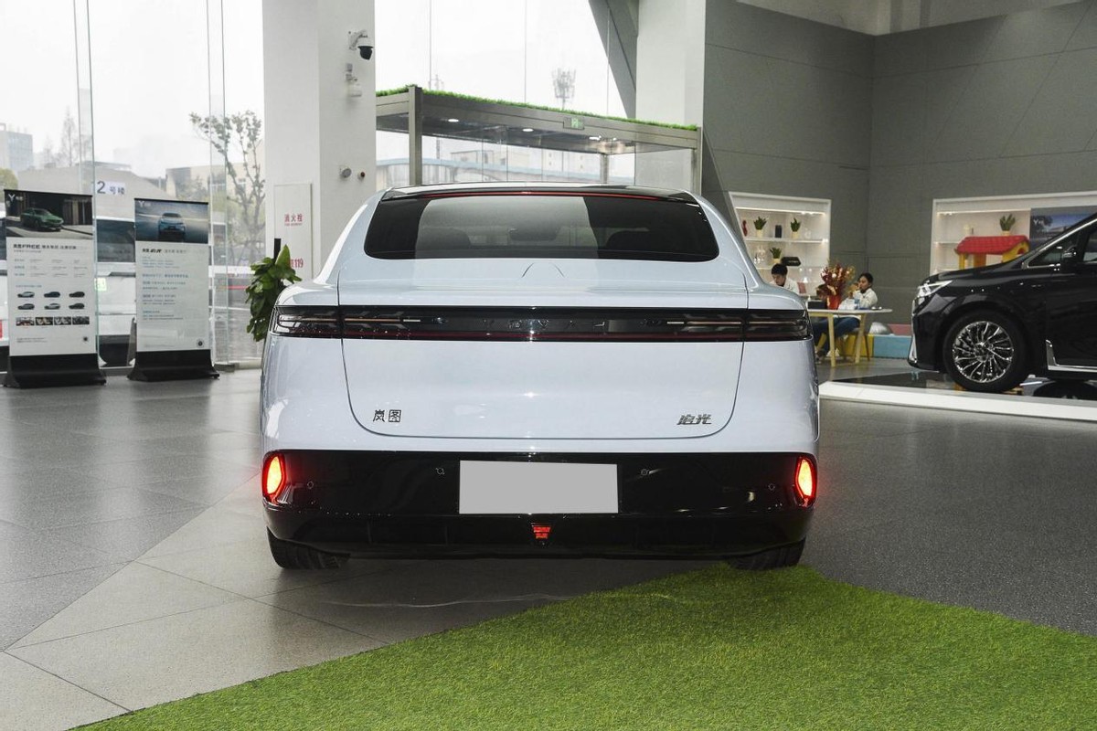 探店岚图追光，32.29万起售，有BBA的售价，但有没有BBA的命呢？