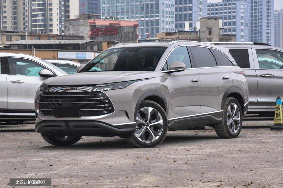 都凭高颜值出圈，比亚迪护卫舰07对比现代胜达，谁的实力更强？