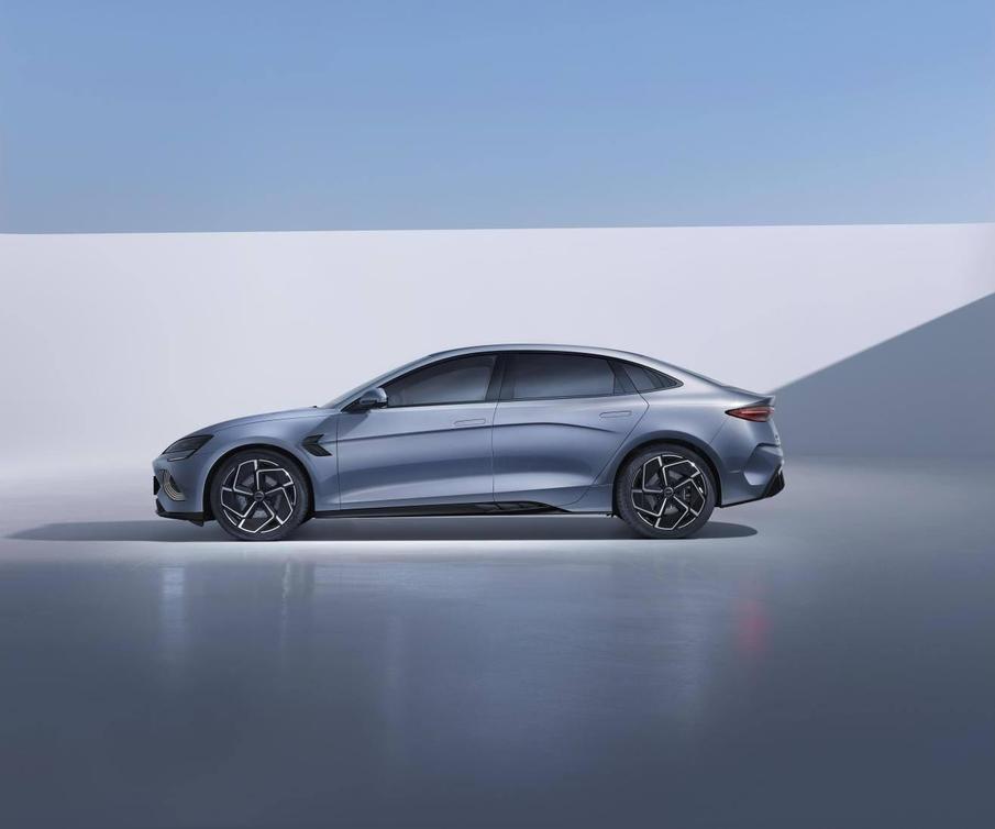 比亚迪海豹豪华版17.68万,比亚迪海豹dmi14.98万配置