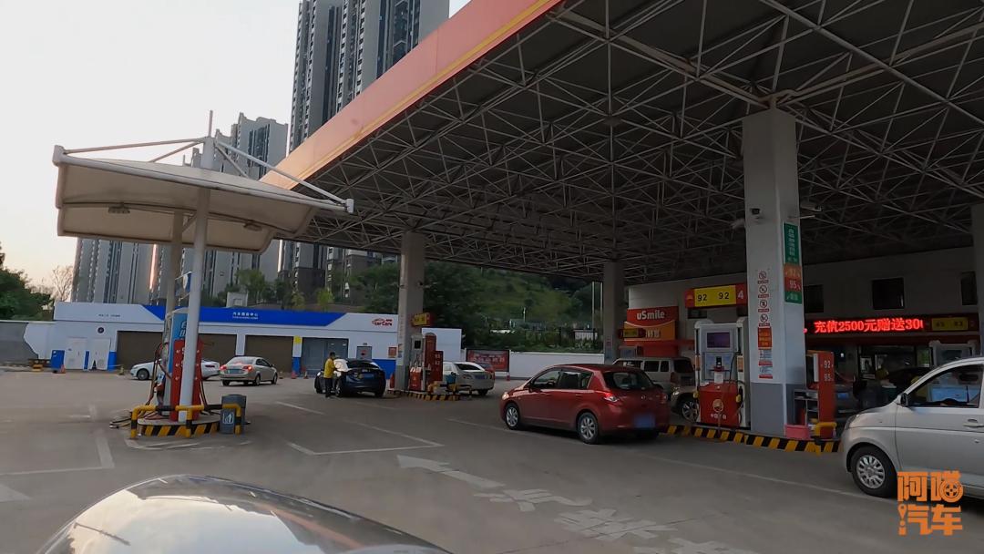 快到加油站车没油了应急处理方法,离开加油站