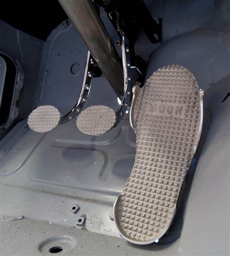 自媒体大肆宣导左脚刹车，网友：我看不懂，但我大受震撼