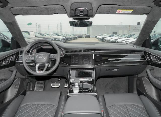 奥迪q8到店3.0t配四驱操控给力,24款奥迪q8五座顶配版