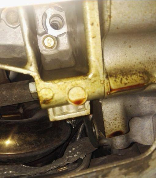 行驶过程中怎么发现发动机漏机油,发现机油漏光了怎么办