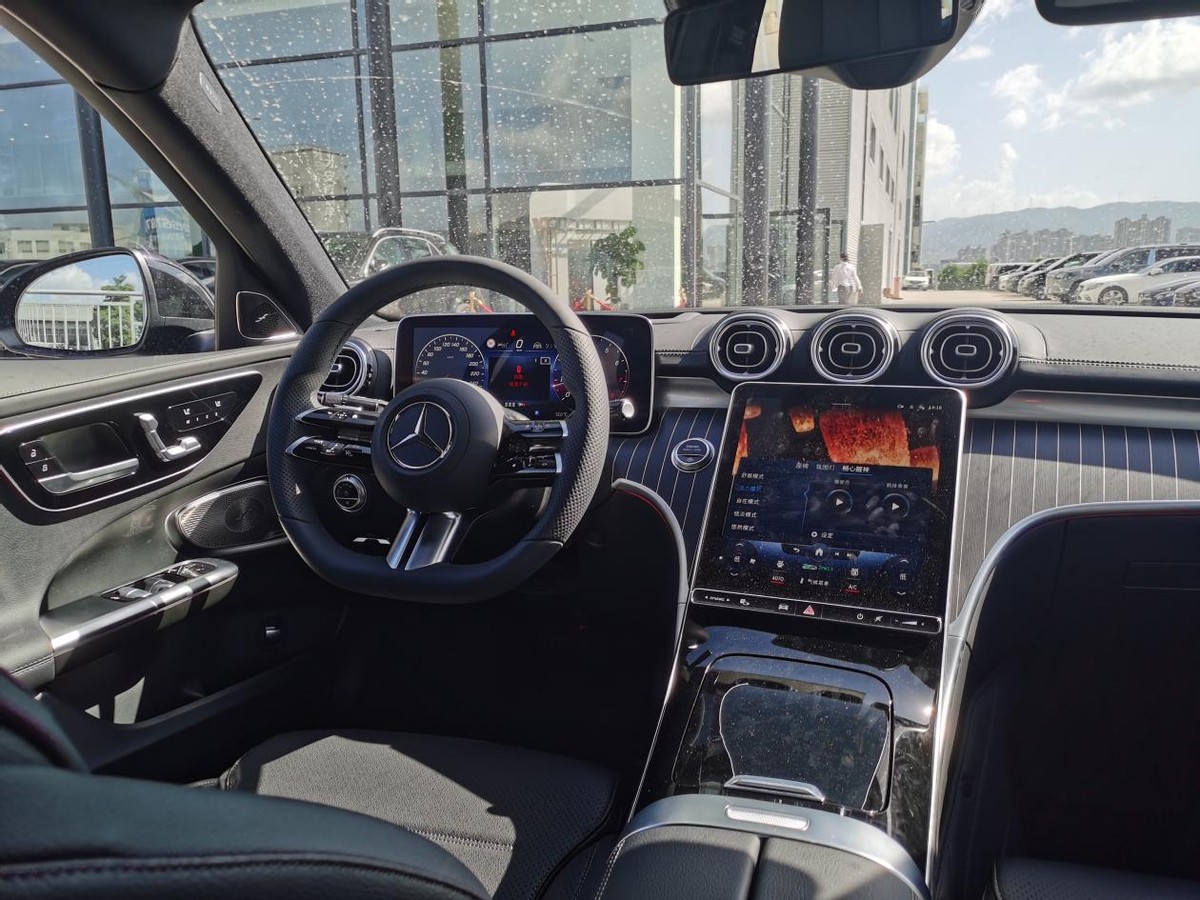 长轴距奔驰c级2024款多长,奔驰c级w124