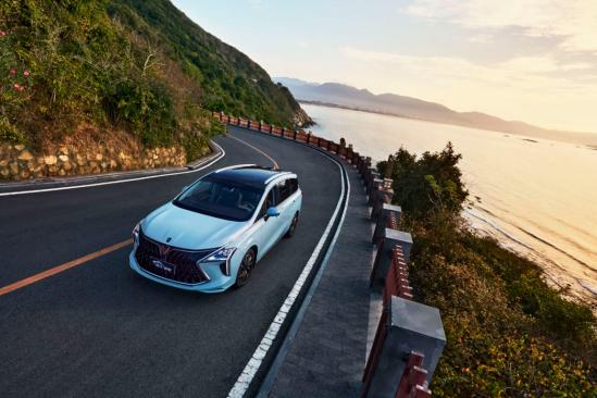 一台车两个人一起旅游的视频,一辆车一家人一起用