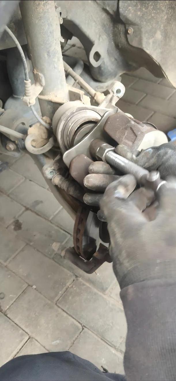 铃木天语sx4更换刹车片教程,铃木天语sx4三厢后面咚咚异响