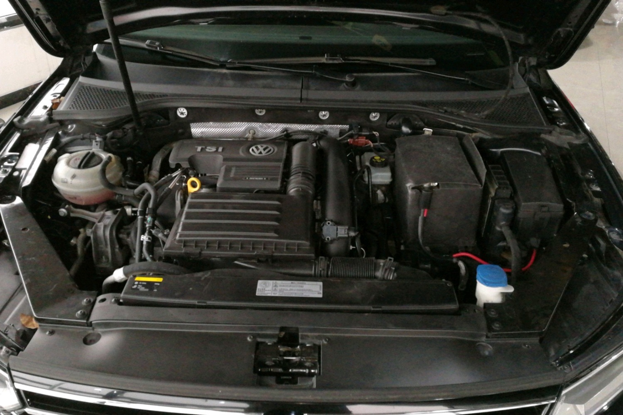 迈腾330发动机变速箱漏油,迈腾发动机漏油维修多少钱