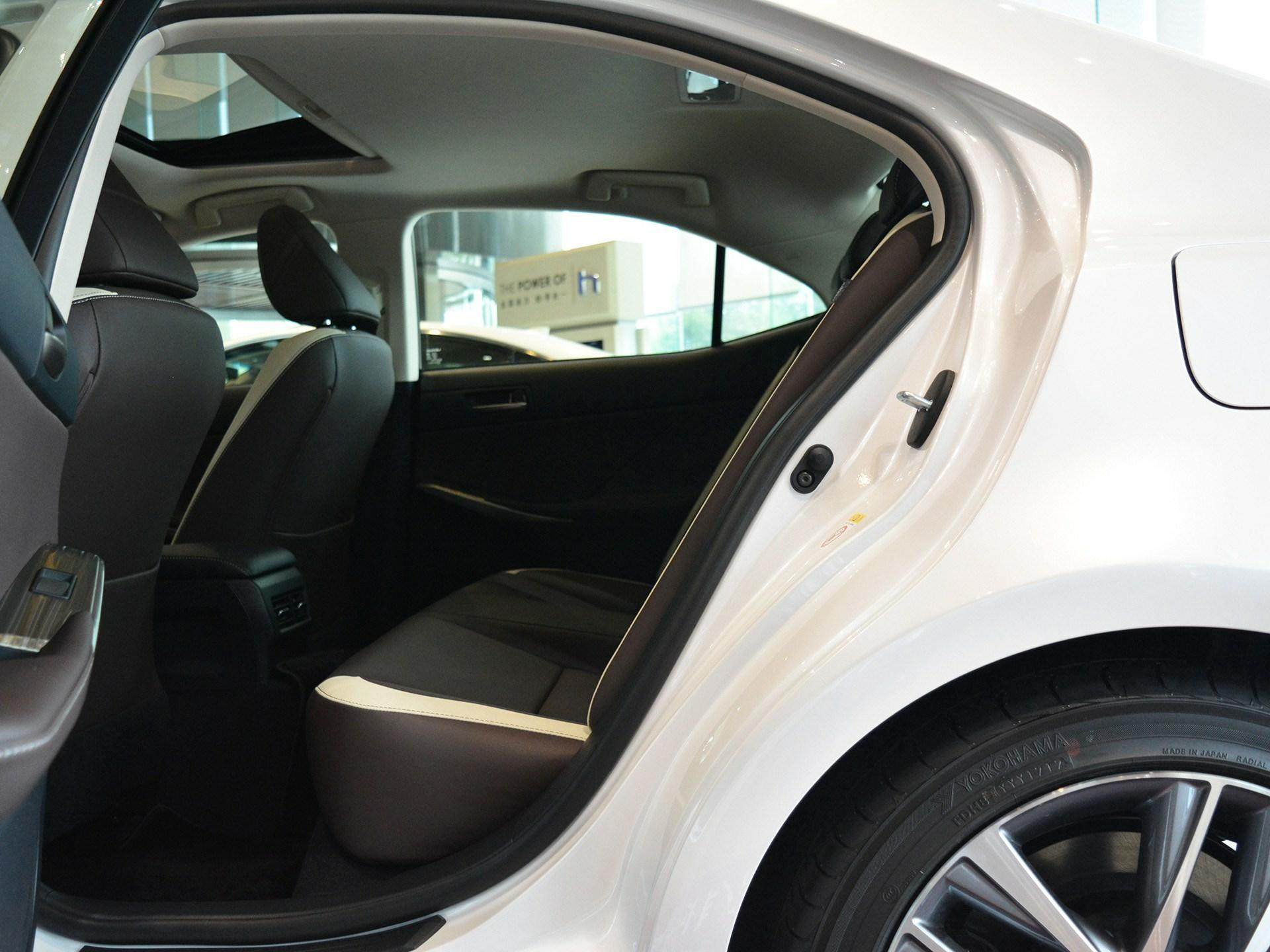 当年新车卖不动，如今大家抢着要的进口豪车，实拍雷克萨斯IS