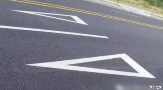 开车注意观察交通标志标线,新手开车上路这六种标线要学会