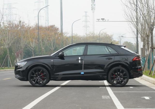 奥迪q8到店3.0t配四驱操控给力,24款奥迪q8五座顶配版