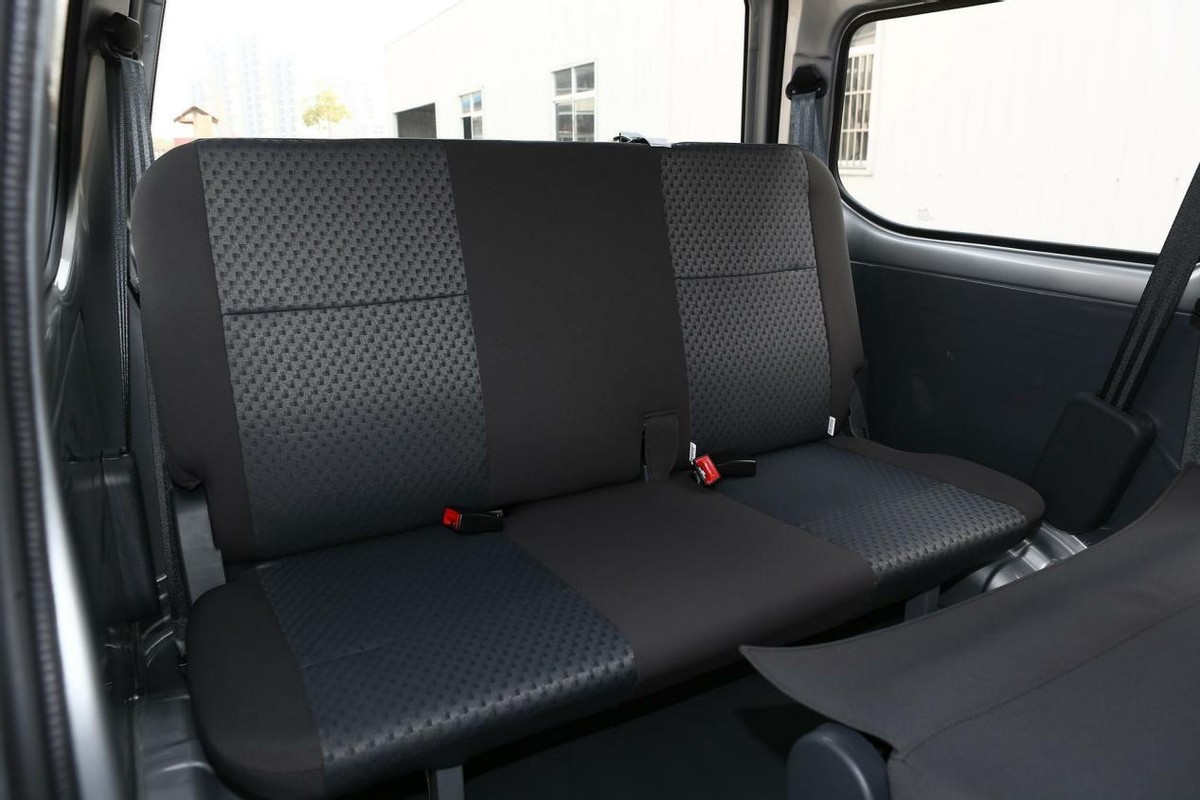 五菱之光七座新车报价2023款,能拉货又能坐人的车